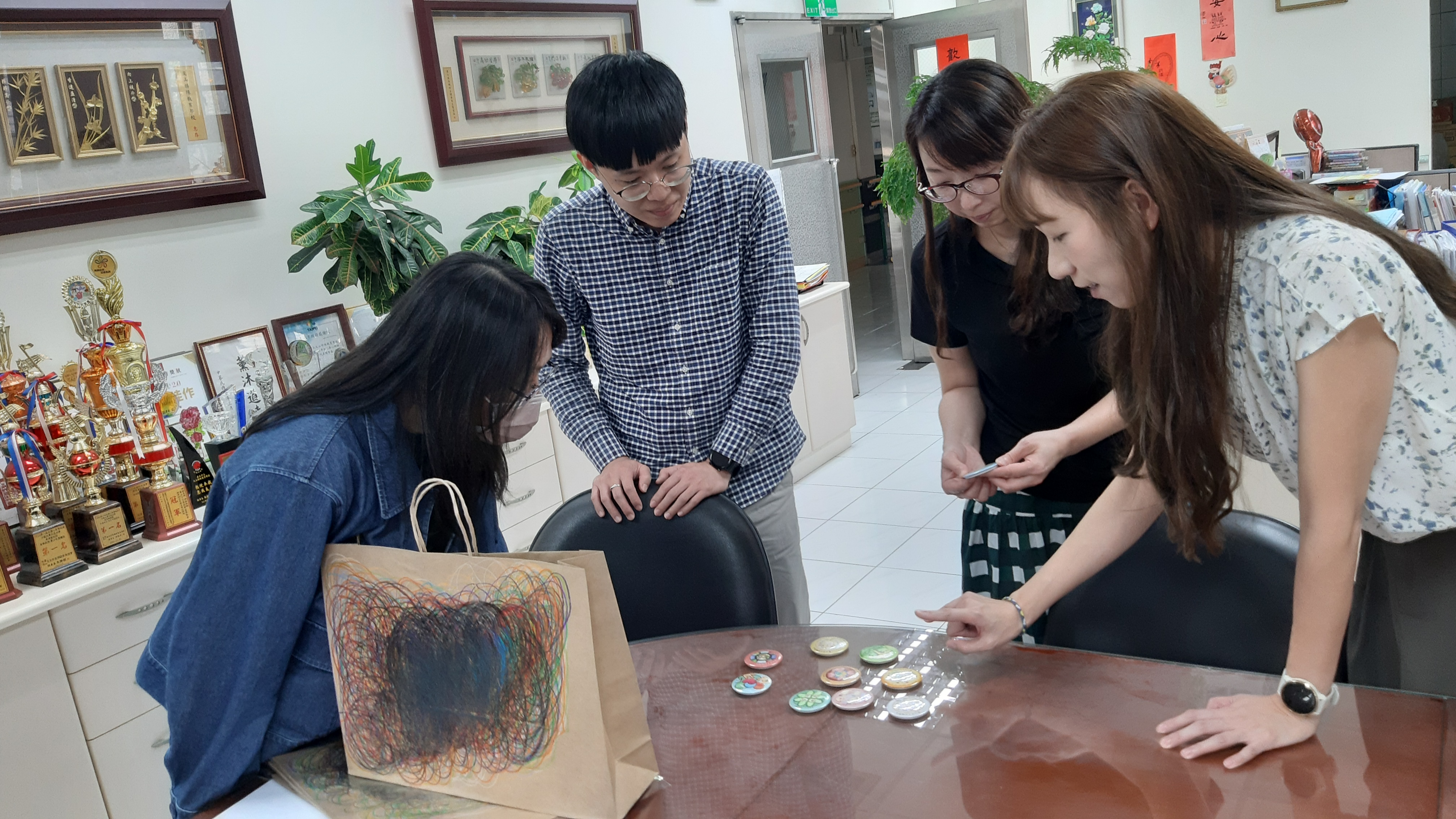 美術社群教師分享學生作品圖像製作之文創品